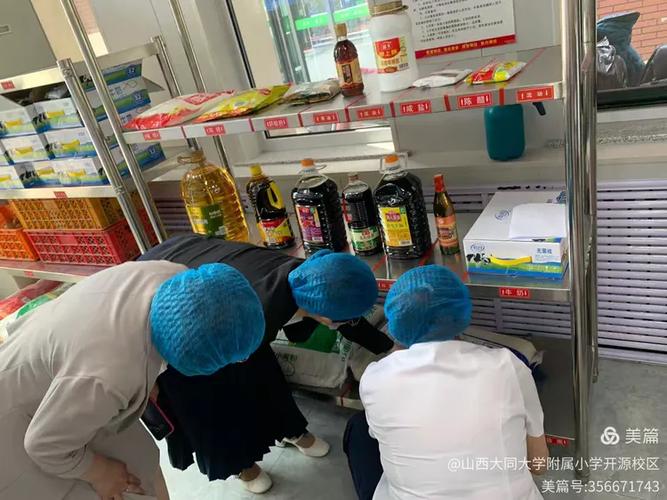 认真记录验收信息的画面,这些看似平凡的细节,正是校园食品安全的第一